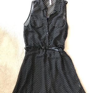 Sleeveless polka dot dress with belt